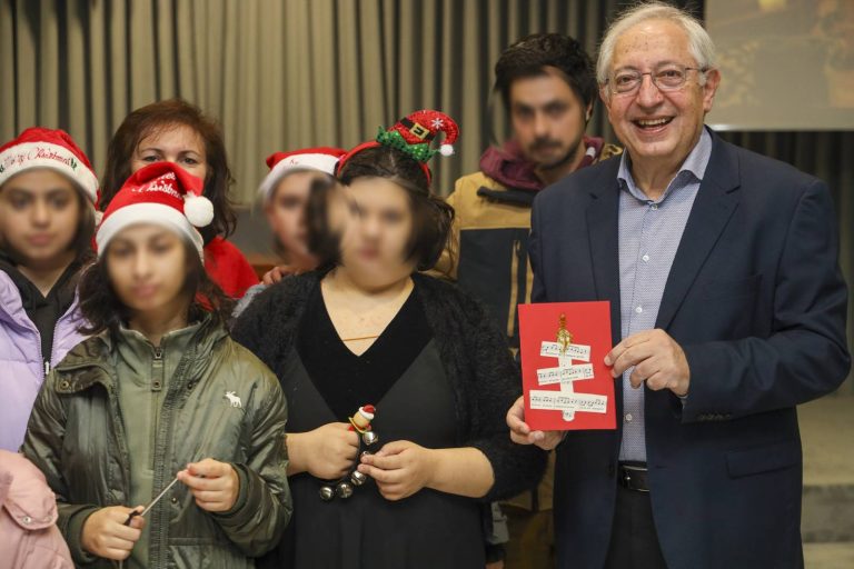 Εορταστικές μελωδίες, παραδοσιακά κάλαντα και ευχές για τα Χριστούγεννα στον Δήμαρχο Αμαρουσίου Θ. Αμπατζόγλου από τους μαθητές των Σχολείων της Πόλης – Δήμος Αμαρουσίου