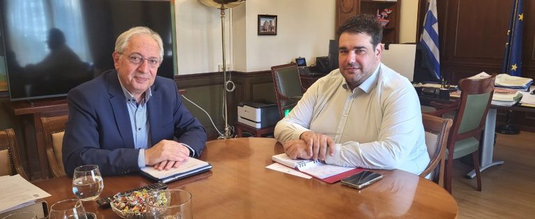 Συνάντηση του Δημάρχου Αμαρουσίου και Αντιπροέδρου του Ι.Τ.Α. Θεόδωρου Αμπατζόγλου με τον αναπληρωτή Υπουργό Εσωτερικών Θεόδωρο Λιβάνιο – Δήμος Αμαρουσίου