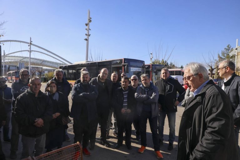 Ο Δήμαρχος Αμαρουσίου Θ. Αμπατζόγλου έκοψε την Πρωτοχρονιάτικη πίτα των εργαζομένων στη Δημοτική Συγκοινωνία – Δήμος Αμαρουσίου