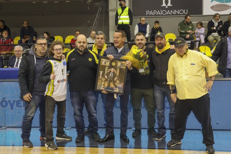 Παρουσία του Δημάρχου Αμαρουσίου Θεόδωρου Αμπατζόγλου η βράβευση του Άρη Βωβού στο κλειστό Γήπεδο του Αγ. Θωμά – Δήμος Αμαρουσίου