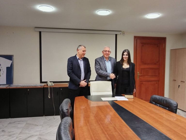 Ορκωμοσία της νέας Δημοτικής Συμβούλου Ευτυχίας Παρασύρη από τον Δήμαρχο Αμαρουσίου Θεόδωρο Αμπατζόγλου – Δήμος Αμαρουσίου