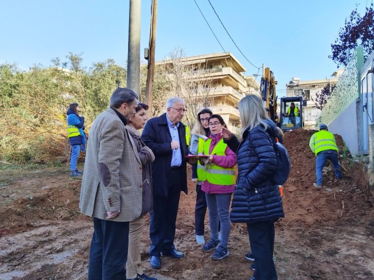 Αυτοψία του Δημάρχου Αμαρουσίου Θεόδωρου Αμπατζόγλου στη διάνοιξη της οδού Λάρνακος, κατά την έναρξη υλοποίησης του μεγάλου έργου «Εφαρμογή σχεδίου πόλης στην Π.Ε. Σωρού και άλλες περιοχές του Δήμου» – Δήμος Αμαρουσίου