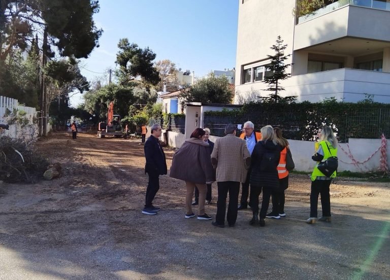Νεότερη αυτοψία του Δημάρχου Αμαρουσίου Θεόδωρου Αμπατζόγλου στο έργο κατασκευής της νέας Παιδικής Χαράς (χώρος Αμαλιείου) και πέριξ οδών στην περιοχή του Κέντρου – Δήμος Αμαρουσίου