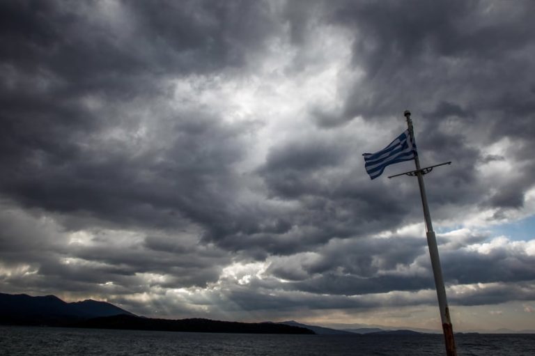 Καιρός: Κυριακή με καταιγίδες και ισχυρούς ανέμους – Το έκτακτο δελτίο της ΕΜΥ και τα μηνύματα του 112