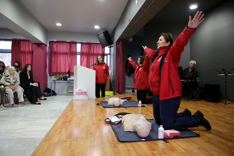 Μια ακόμα δωρεά απινιδωτή σε σχολείο του Χαλανδρίου – Δήμος Χαλανδρίου