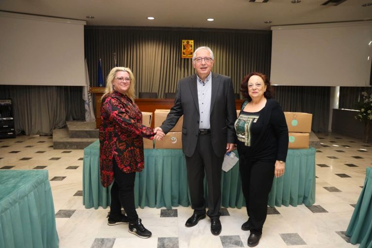 Σημαντική συμβολή στο κοινωνικό έργο του Δήμου Αμαρουσίου η χορηγία της εταιρίας “Smilekiosk” με 70 κιβώτια τροφίμων, εν όψει των Αγίων Ημερών του Πάσχα – Δήμος Αμαρουσίου