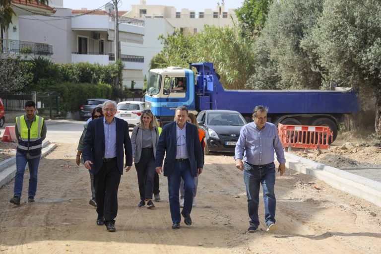 Αυτοψία του Δημάρχου Αμαρουσίου Θ. Αμπατζόγλου στα έργα διανοίξεων των οδών Λάρνακος και Μυκηνών – Δήμος Αμαρουσίου