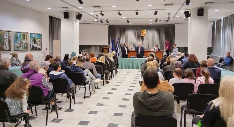 255 διατακτικές επιταγές για το Πάσχα παρέδωσε ο Δήμαρχος Αμαρουσίου Θ. Αμπατζόγλου σε κοινωνικά και οικονομικά ευπαθείς Μαρουσιώτες – Δήμος Αμαρουσίου