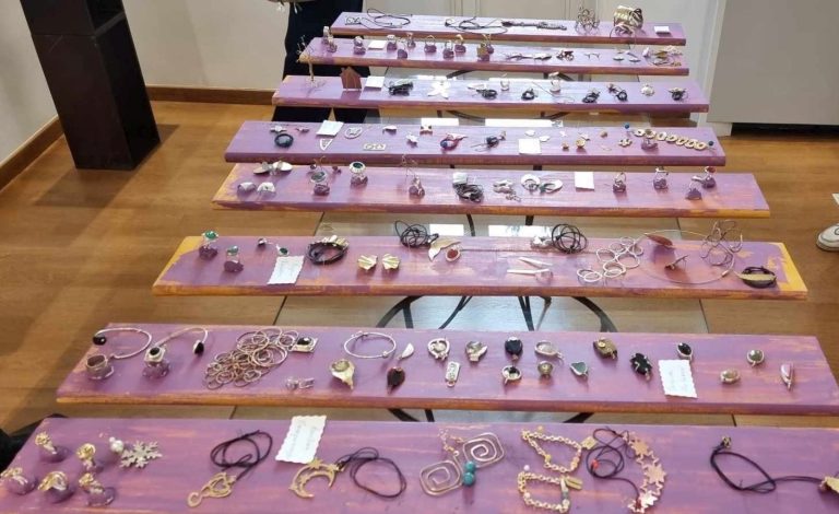 Μια πλούσια συλλογή έργων παρουσιάζουν οι σπουδαστές των Τμημάτων Εφαρμοσμένων Τεχνών, Κοσμήματος & Επίπλου του Δήμου Αμαρουσίου στον Πολυχώρο Πολιτισμού «Άρτεμις» – Δήμος Αμαρουσίου