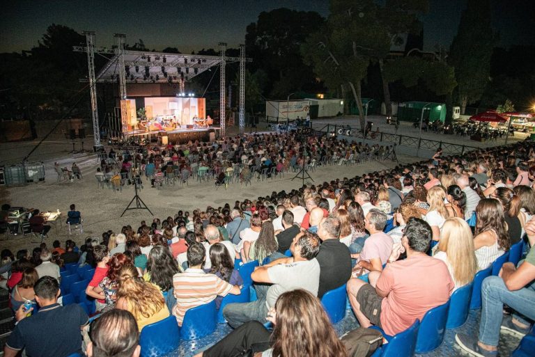 Καταχειροκροτήθηκε από το κοινό η παράσταση Οι «Τέλειοι Ξένοι» στο Αίθριο Θέατρο, στο πλαίσιο του Φεστιβάλ του Δήμου Αμαρουσίου – Δήμος Αμαρουσίου