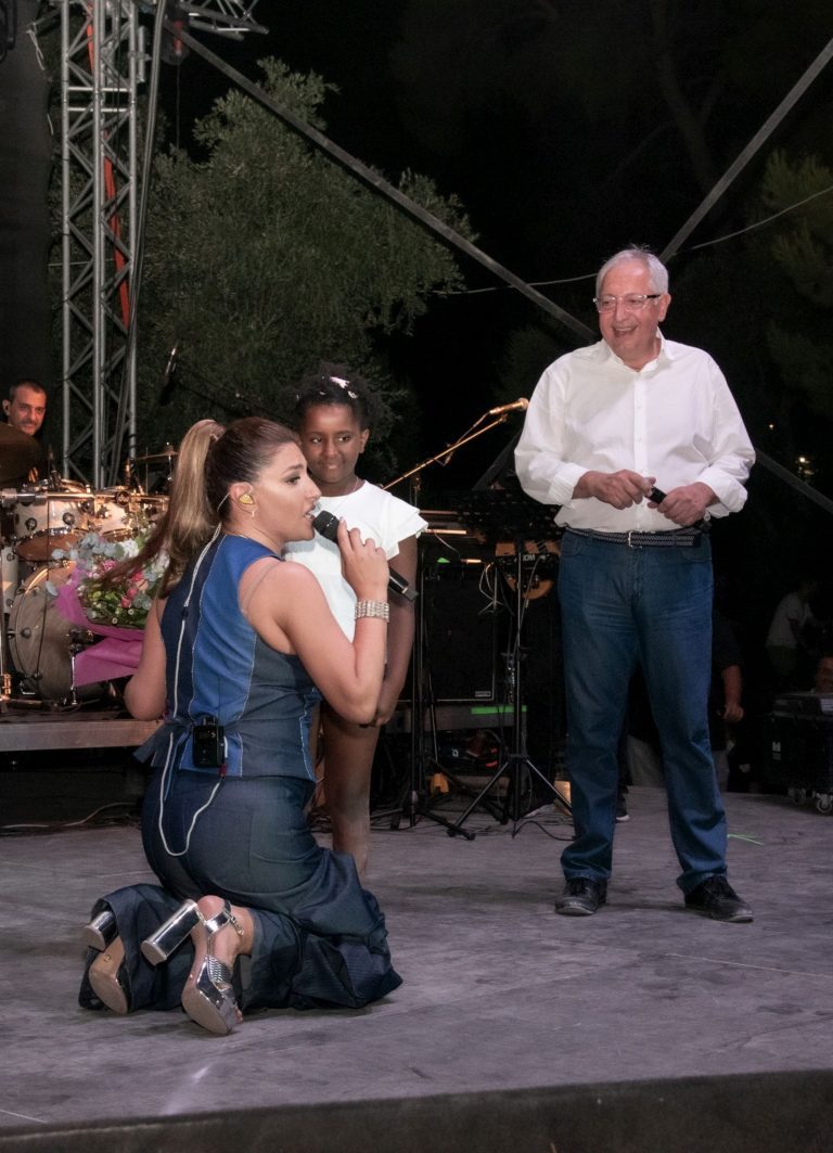 Αποθεώθηκε από τους χιλιάδες θεατές η μοναδική Έλενα Παπαρίζου στην εντυπωσιακή συναυλία της στο Φεστιβάλ του Δήμου Αμαρουσίου, παρόντος του Δημάρχου Θ. Αμπατζόγλου – Δήμος Αμαρουσίου