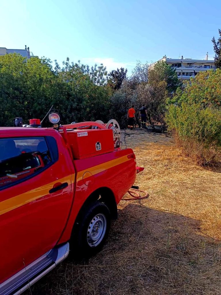 Τέθηκε γρήγορα υπό έλεγχο η φωτιά που εκδηλώθηκε σε ρεματιά του Αμαρουσίου επί της οδού Λεμονά – Δήμος Αμαρουσίου