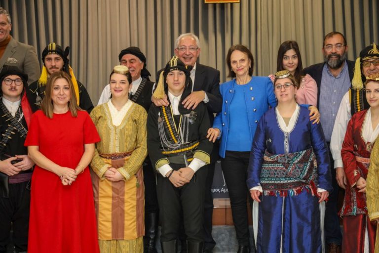 Με εορταστική διάθεση και πολλά χαμόγελα έψαλαν τα κάλαντα και χόρεψαν παραδοσιακούς χορούς η Χορωδία και το Χορευτικό Τμήμα του ΚΑΠΗ και οι Τοπικοί Σύλλογοι Κρητών και Ποντίων στο Δήμαρχο Αμαρουσίου Θ. Αμπατζόγλου – Δήμος Αμαρουσίου