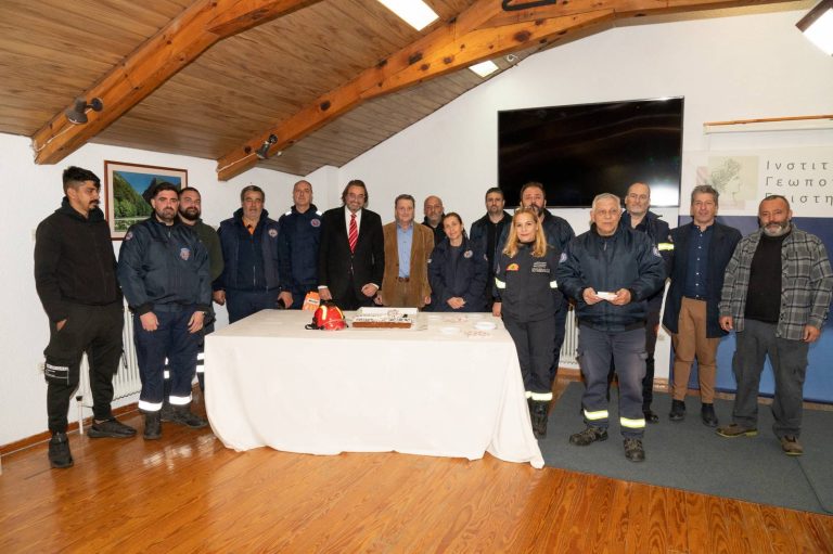 Η Εθελοντική Ομάδα Πολιτικής Προστασίας του Δήμου Αμαρουσίου έκοψε την πρωτοχρονιάτικη πίτα της – Δήμος Αμαρουσίου
