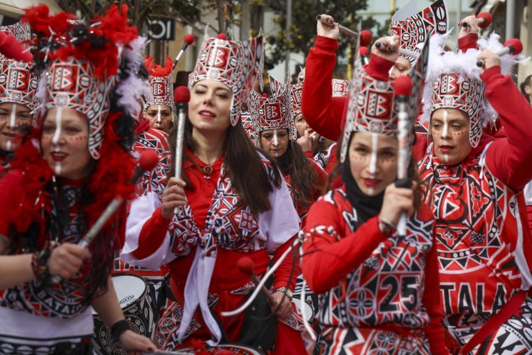 Οι πεζόδρομοι του Ιστορικού Εμπορικού Κέντρου και η Πλατεία Ευτέρπης ντύθηκαν στα χρώματα της Αποκριάς – Εργαστήρια για μικρά παιδιά στους πολιτιστικούς χώρους της πόλης – Δήμος Αμαρουσίου