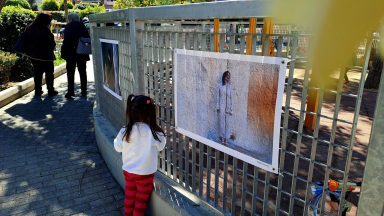 Εγκαινιάστηκε η έκθεση «Μικρές αφηγήσεις γένους θηλυκού» με αφορμή την Παγκόσμια Ημέρα της Γυναίκας – Δήμος Χαλανδρίου