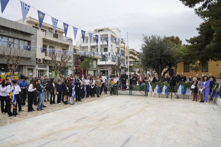 Η μαθητιώσα νεολαία και φορείς της πόλης του Αμαρουσίου απότισαν το δικό τους φόρο τιμής στους ήρωες του 1821 που θυσιάστηκαν για την ελευθερία – Δήμος Αμαρουσίου
