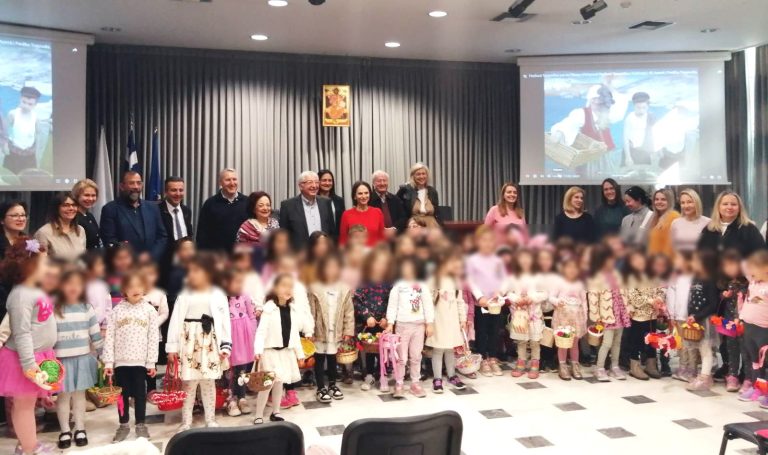 Τα “κάλαντα του Λαζάρου” τραγούδησαν στο Δήμαρχο Αμαρουσίου Θ. Αμπατζόγλου και σε μέλη της Διοίκησης τα παιδιά του 5ου Νηπιαγωγείου Αμαρουσίου – Δήμος Αμαρουσίου