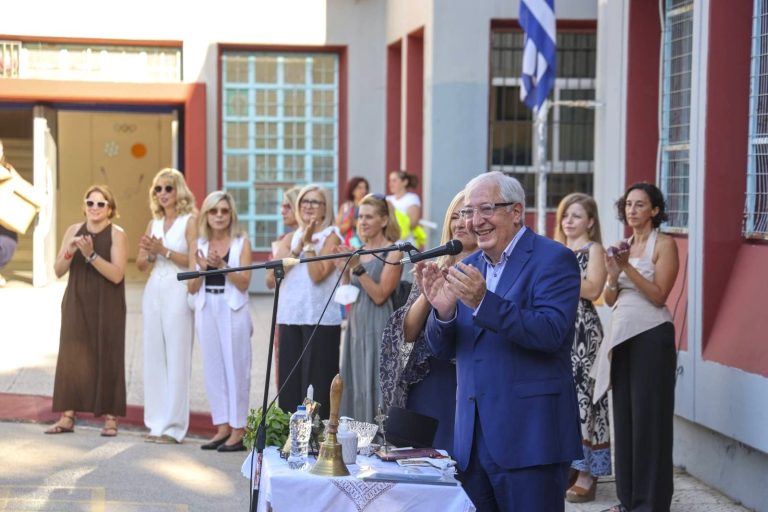 Στον Αγιασμό του 8ου Δημοτικού Σχολείου, ο Δήμαρχος Αμαρουσίου Θεόδωρος Αμπατζόγλου – Στον Αγιασμό του 1ου Δημοτικού Σχολείου Αμαρουσίου ο Κυβερνητικός Εκπρόσωπος Παύλος Μαρινάκης – Δήμος Αμαρουσίου
