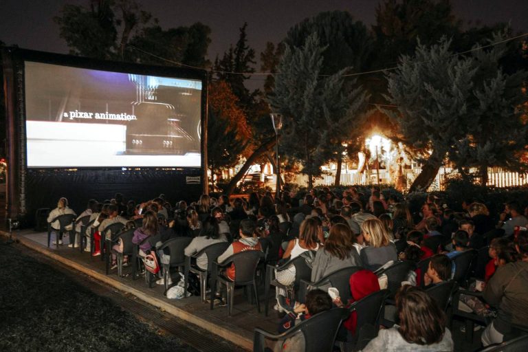 Μαγική κινηματογραφική βραδιά με την ταινία “Τα Μυαλά που Κουβαλάς 2” στην πλατεία Αγ. Λαύρας – Δήμος Αμαρουσίου