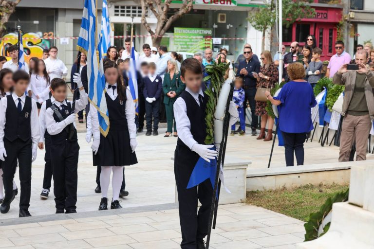 Η μαθητική κοινότητα και φορείς της πόλης του Αμαρουσίου απότισαν το δικό τους φόρο τιμής στους ήρωες του “Έπους του ’40” που θυσιάστηκαν για την ελευθερία – Δήμος Αμαρουσίου