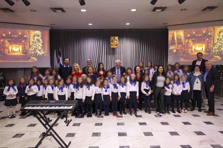 Με εορταστικές μελωδίες και κάλαντα ευχήθηκαν ‘’Καλά Χριστούγεννα’’ στο Δήμαρχο Αμαρουσίου Θ. Αμπατζόγλου τα παιδιά της Ελληνογαλλικής Σχολής «Ουρσουλίνες» και των εκπαιδευτηρίων «Η Ελληνική Παιδεία» – Δήμος Αμαρουσίου