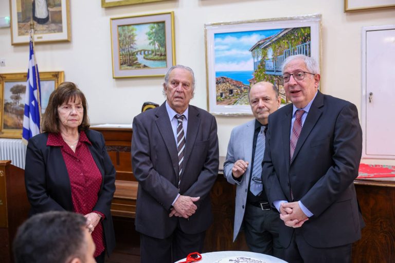 Με ευχές για το 2026, ο Δήμαρχος Αμαρουσίου Θ. Αμπατζόγλου, “έκοψε” την Πρωτοχρονιάτικη Πίτα για τον Εικαστικό & Πολιτιστικό Σύλλογο Αμαρουσίου «ΠΙΝΑΚΟΘΗΚΗ» – Δήμος Αμαρουσίου