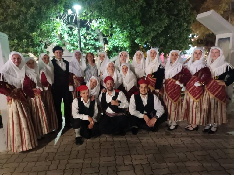 Η ομάδα Παραδοσιακών Χορών ενηλίκων των αθλητικών προγραμμάτων του Δήμου Aμαρουσίου, στο 2ο Φεστιβάλ Παραδοσιακού Χορού – Δήμος Αμαρουσίου