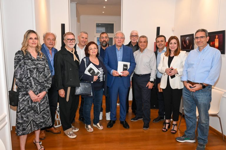 Παρουσία του Δημάρχου Αμαρουσίου Θεόδωρου Αμπατζόγλου στην έκθεση της φωτογραφικής Λέσχης στον Πολυχώρο Πολιτισμού «ΑΡΤΕΜΙΣ» – Δήμος Αμαρουσίου