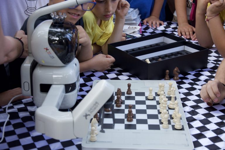 Ρομποτικό σκακιστή δώρισε ο Δήμος Χαλανδρίου στον Σκακιστικό Όμιλο Χαλανδρίου – Δήμος Χαλανδρίου